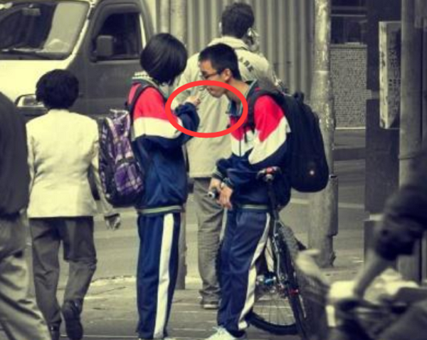 初中生"早恋",多半会买这"3定情物",老师:什么也别说,叫家长