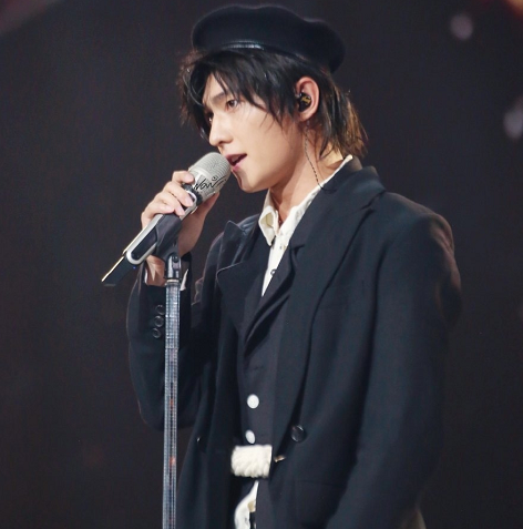 杨洋挑战"撕漫男"造型,贝雷帽 风衣,这颜值怕是充了钱吧