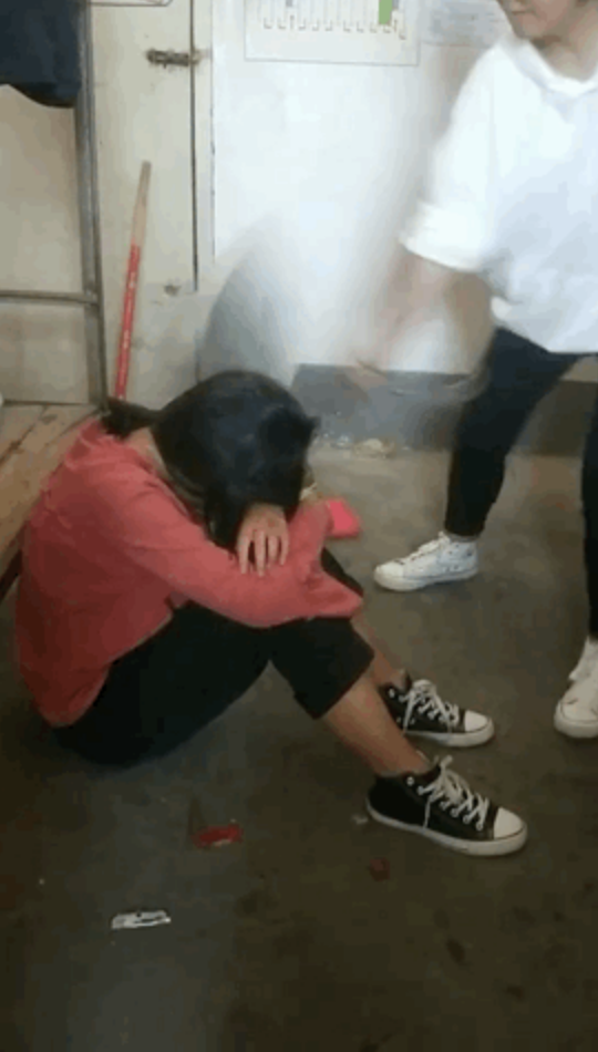 广西贵港一女学生宿舍被殴打教育局打人者已道歉启动问责机制