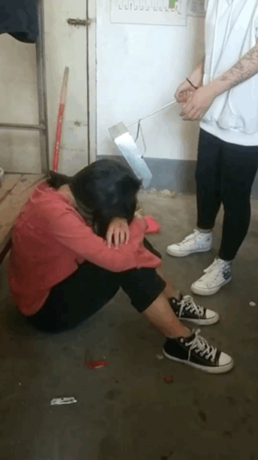网传视频显示,在一间宿舍内,一位身穿白色上衣的女生多次殴打一位身穿