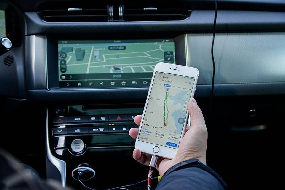 开车用手机导航也被扣分?交警:看清交规,谁让你开车玩手机的