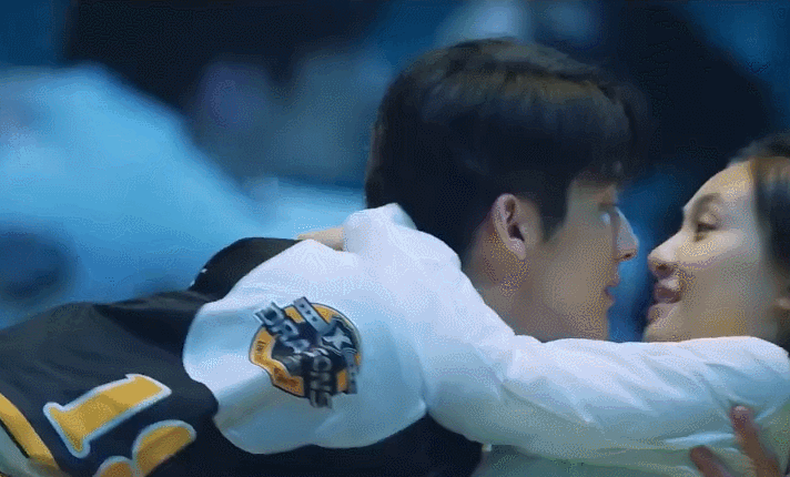 黎语冰抓住棠雪的腿把她打横抱在了怀里,轻松举高高男友力max,棠雪