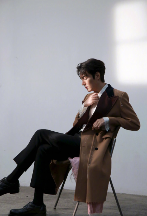 李敏镐画报拍摄花絮照曝光,网友:绝世优雅贵公子!