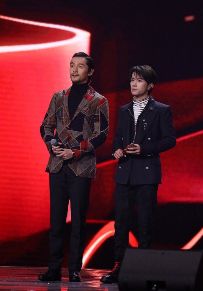 双十一晚会易烊千玺与胡歌同台被指神仙同框,优秀的人永远值得!