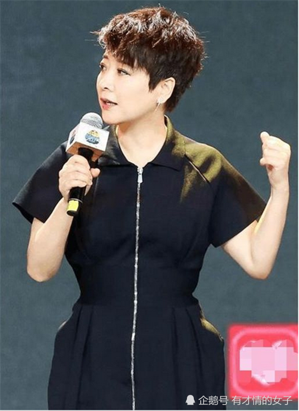 徐帆50岁,陈小艺也是50岁,二人同框,怎么看都像差了个辈分?