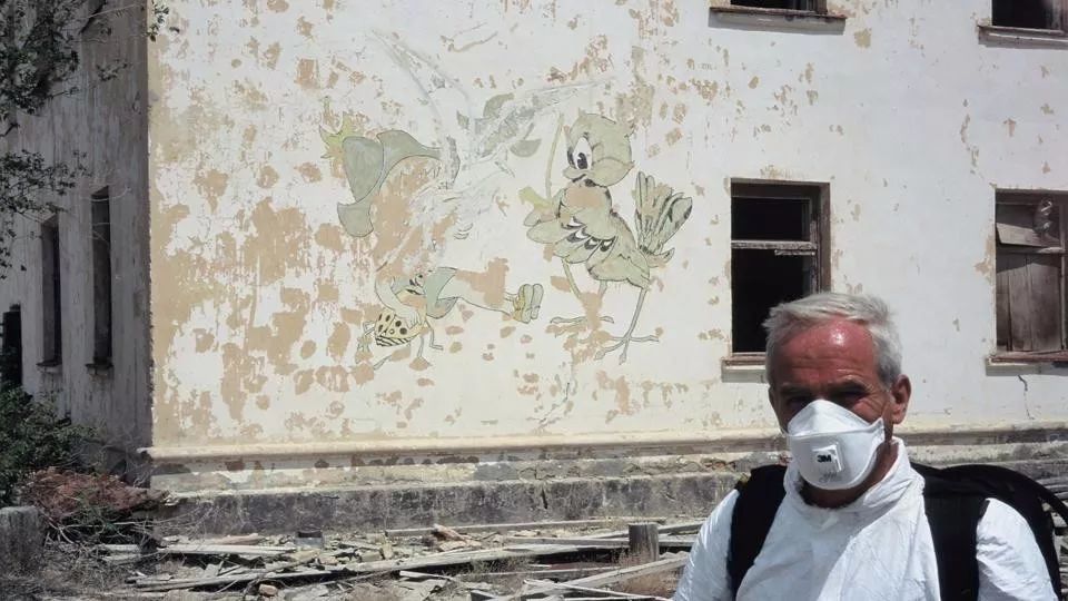 他的团队由113人组成,在3个月内消灭了100至200吨炭疽菌.