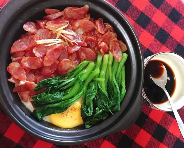 流传世界的地方特色美食,腊味十足的广式香肠煲仔饭,不吃会后悔