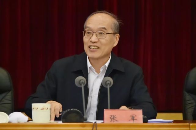 最高人民检察院党组书记、检察长张军主持座谈会。