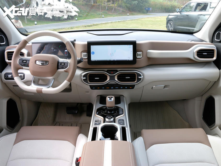 内饰方面,吉利icon借鉴了吉利concept icon概念车的内饰设计元素,双色