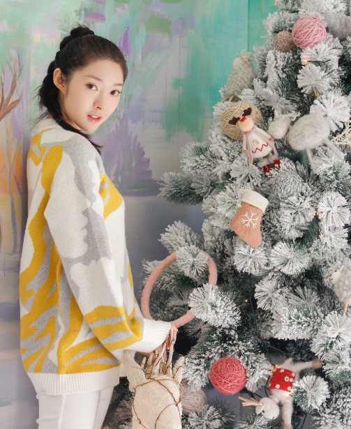 崔恬伊清新写真一身休闲穿搭靓丽可人