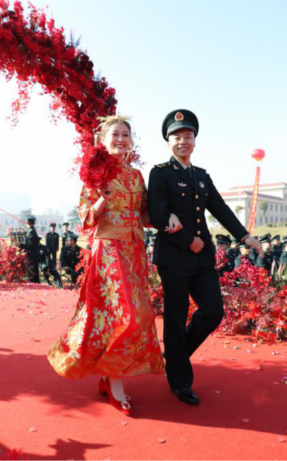 火箭军某部举行集体婚礼:你爱军营,我爱你!