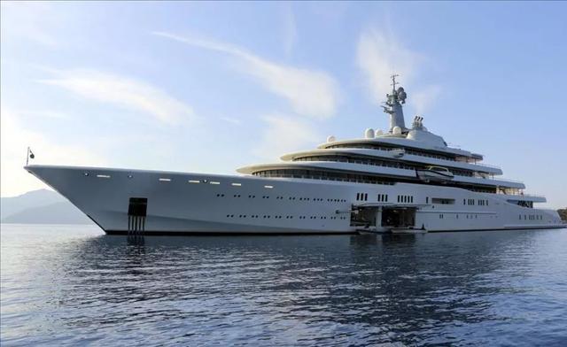 5米长的船是由世界著名的英国奢侈品设计师斯图亚特·休斯设计的,花了