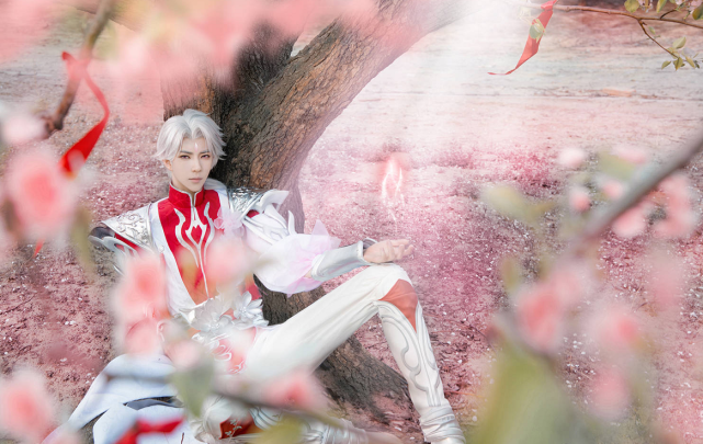 熊祁cos诸葛亮武陵仙君,花开十里不多红颜一人正好,羡慕这个红颜