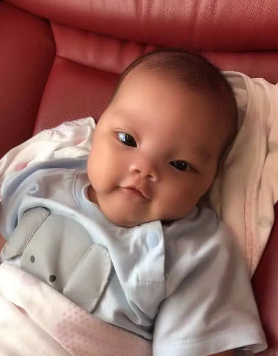 韩安冉女儿才是"整容式"长大,欧式双眼皮太明显,美得像洋娃娃