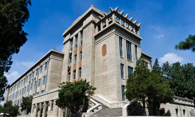 东北大学是我国1952年院系调整时重点组建的工科高校,清华大学,哈尔滨