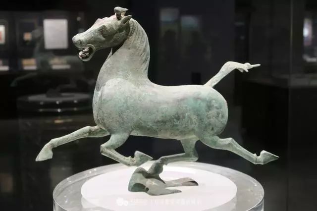 马踏飞燕又名马超龙雀铜奔马凌云奔马