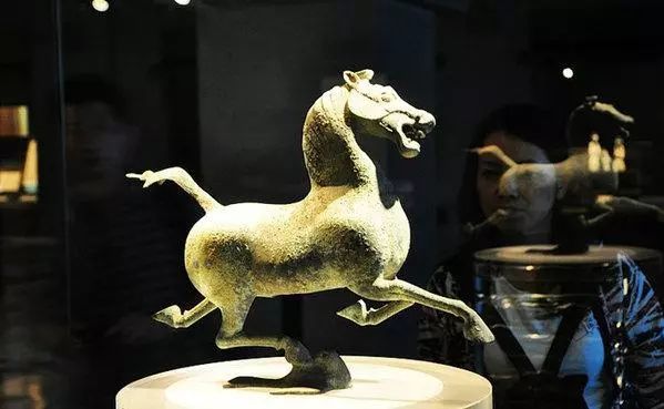 一匹躯体庞大的马踏在一只正疾驰的龙雀背上,小龙雀吃惊地回过头来