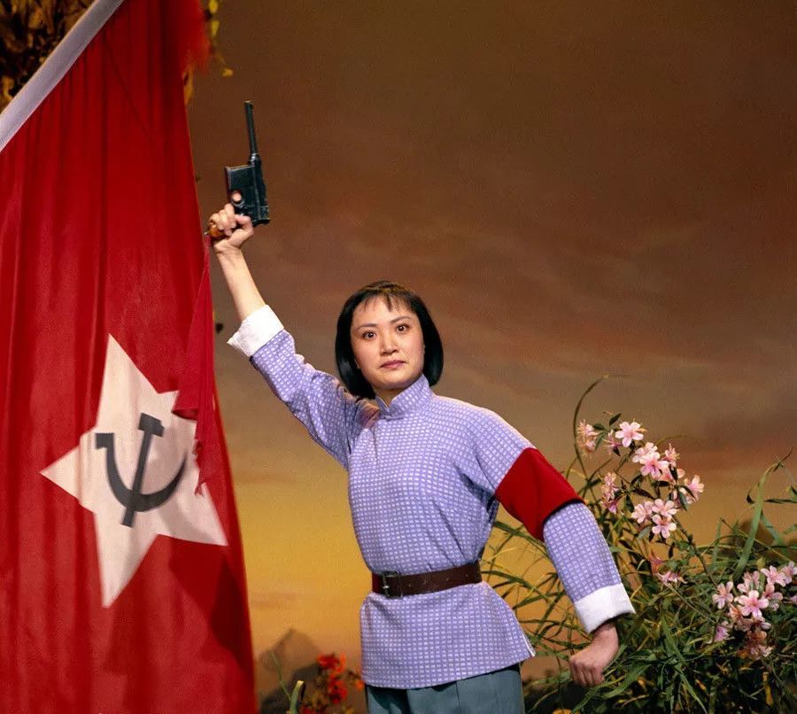 我班有个女生学唱京剧《杜鹃山》柯湘的片段唱得很好,而且就连头型都