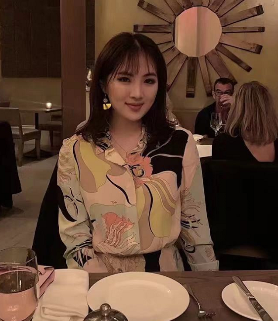 华为老总21岁千金,一抹黑丝走成熟风,大长腿碾压杨幂