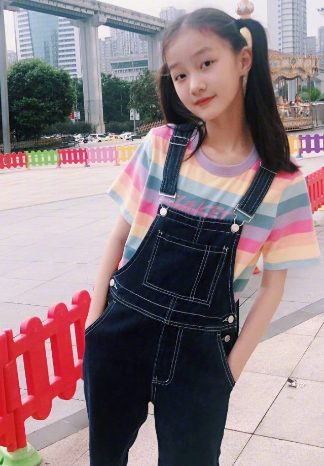 年轻就是不一样,素颜出镜的纪姿含,她扎着双马尾,看起来非常的活泼