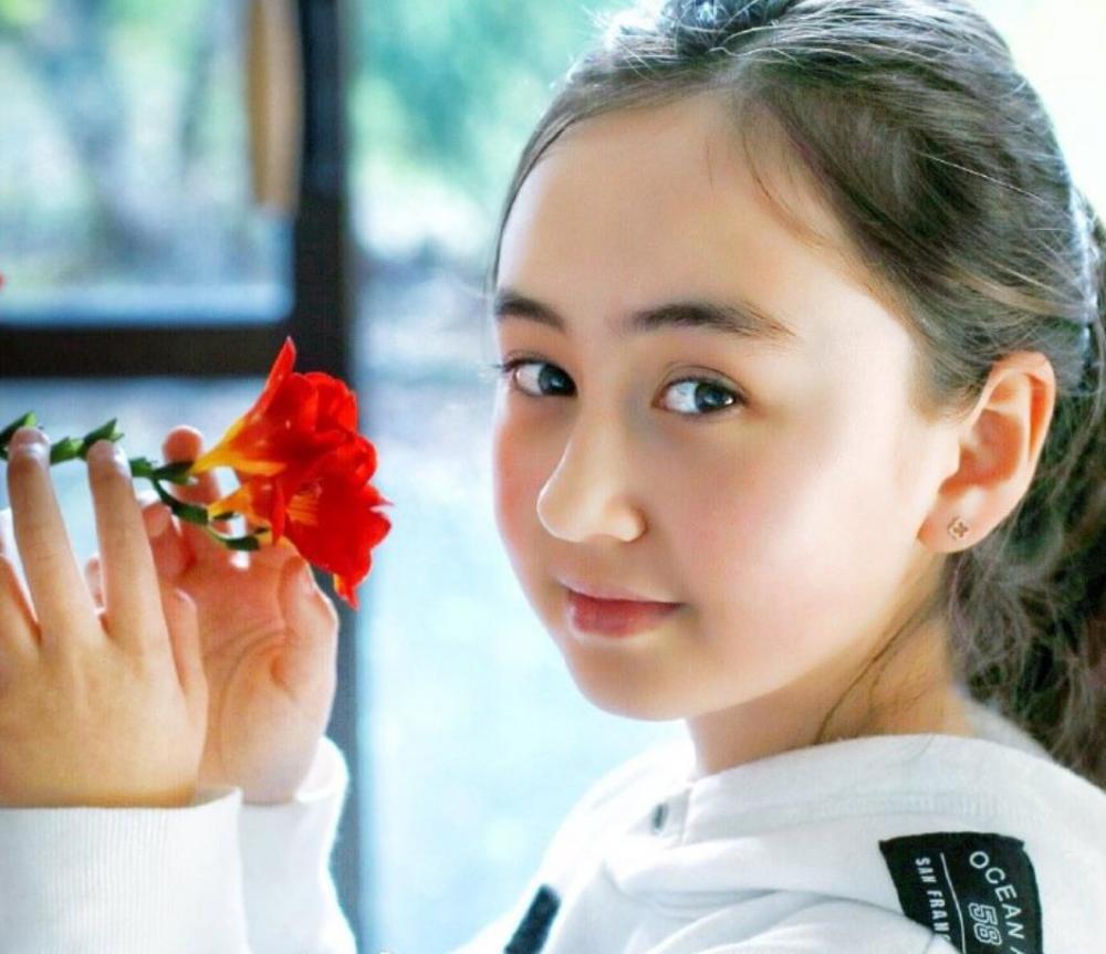 剧中饰演他女儿的小朋友叫做蔡书雅,她是中英混血儿,在她两岁的时候就