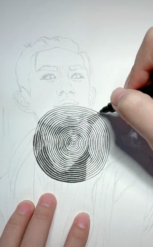 美术生纸上手绘"易烊千玺",开局:画圆圈干啥?成品一出:这不是小北吗