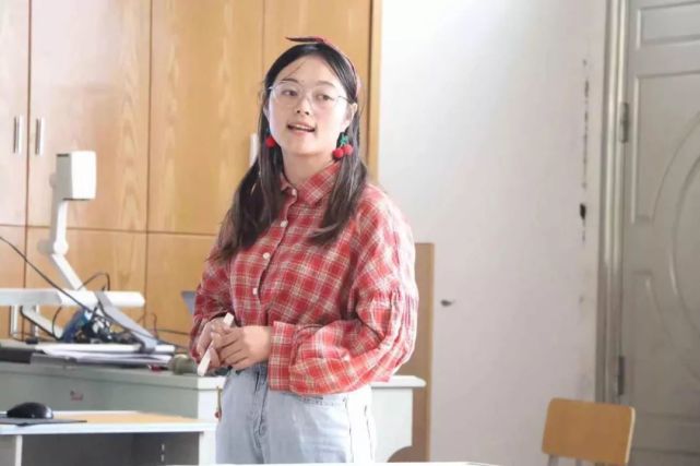 比赛伊始,李怡辰老师率先敲响战鼓,吴瑶老师,丁倩莹老师,曾绿绿老师