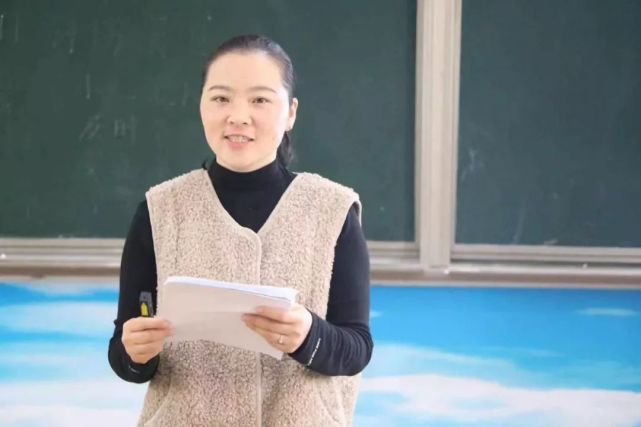 比赛伊始,李怡辰老师率先敲响战鼓,吴瑶老师,丁倩莹老师,曾绿绿老师