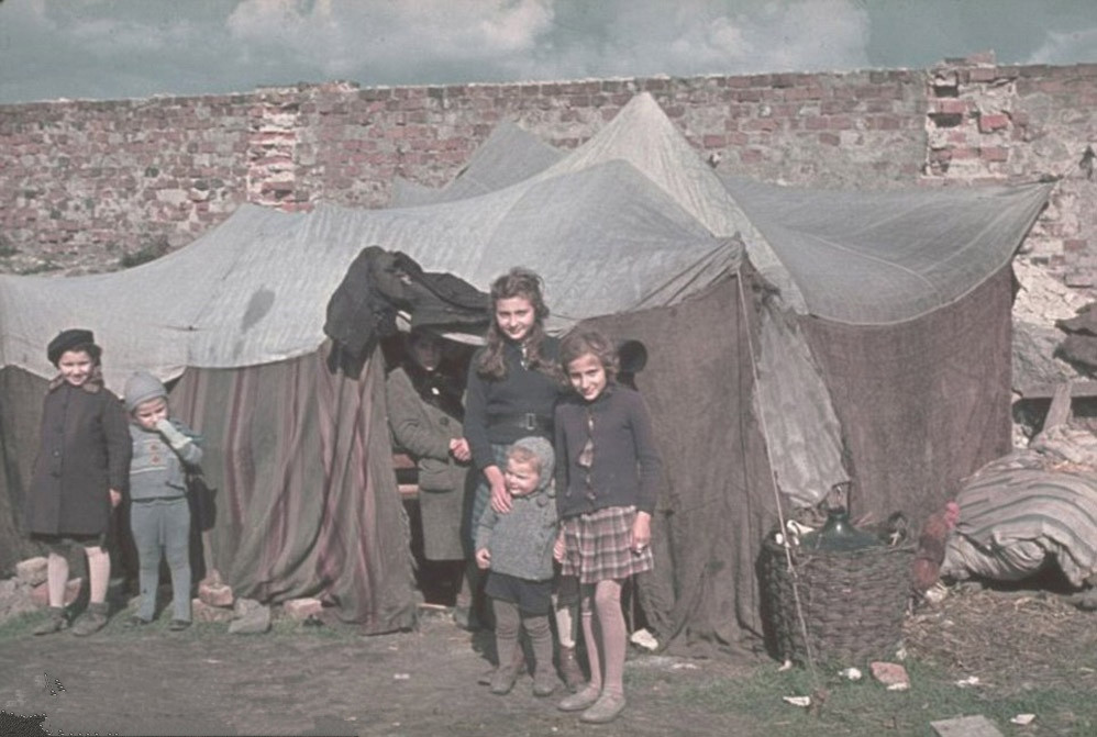 1940年波兰犹太人的集中营生活,苦难中女人依然爱美