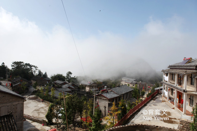 村子地處雲南曲靖市羅平縣舊屋基鄉,雲貴桂