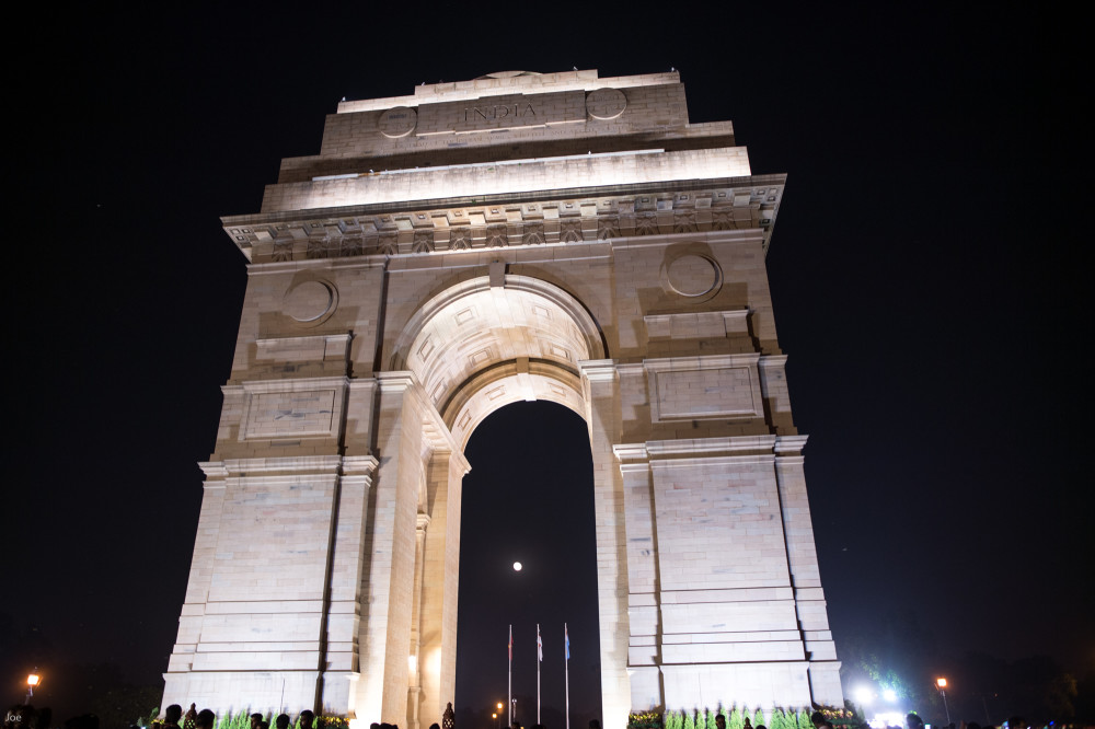 世界上最"残酷"的门,一门之隔却成两个世界,一边贫穷一边富裕