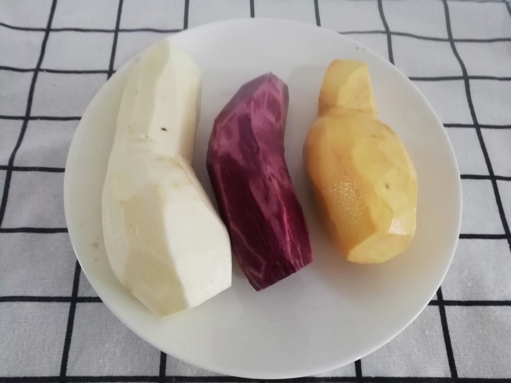 2.紫薯,红薯,白薯去皮,切片放锅中蒸熟
