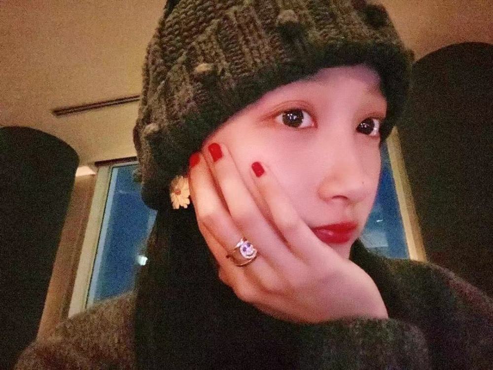 关晓彤熬夜晒自拍手上钻戒抢眼与鹿晗又暗戳戳撒糖