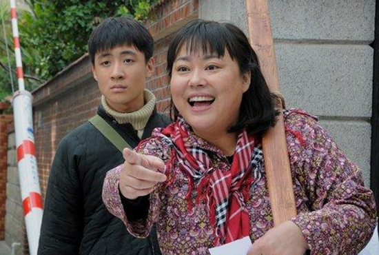 2008年参演《养母生母》饰演"五妹".