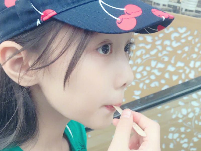 赵薇"女儿"不经意间长大,年仅十二岁就成时尚达人,这基因真强大!