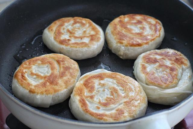 这菜冬天吃正合适,营养赛人参,烙成馅饼酥脆鲜美,一出锅就吃仨