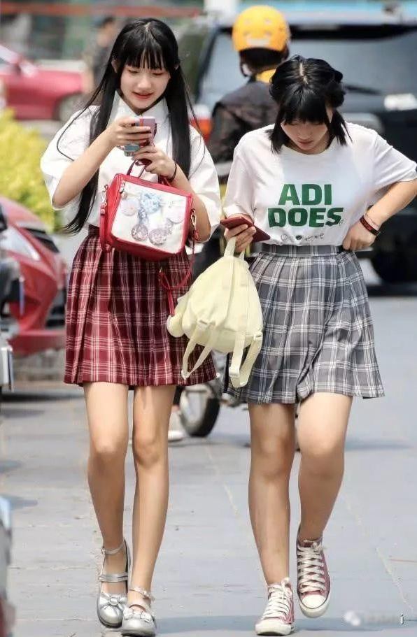 闺蜜同穿jk制服 一个脚踩匡威 一个脚踩 水银鞋 差距一目了然