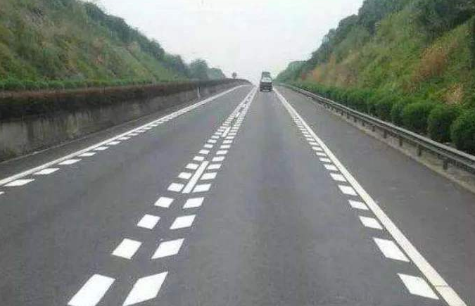 开车碰到"鱼骨线"不知道该怎么走?交警提醒:12分很快被扣光!