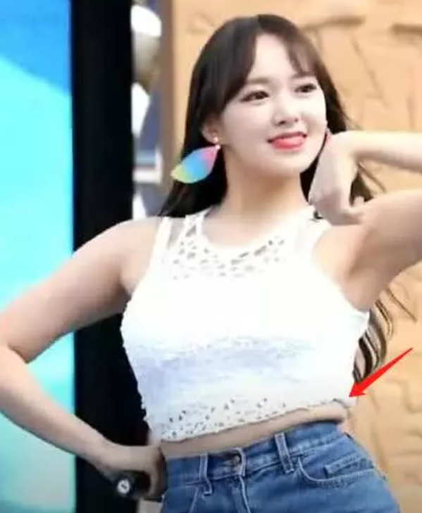 有种微胖叫程潇腰间露出雪白的肉肉女生讨厌却是男生最爱