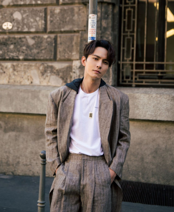 徐正溪穿粉蓝色的衬衫清新时尚,深军卡其色风衣青春活力