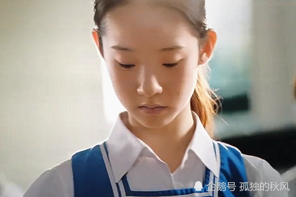 明明酸奶可以拿回班,为何胡小蝶非要在走廊里喝?原因没那么简单