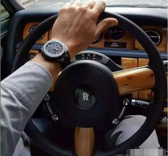 奔驰男晒7.4万月薪炫富,吐糟单身至今,看到手指突然懂了