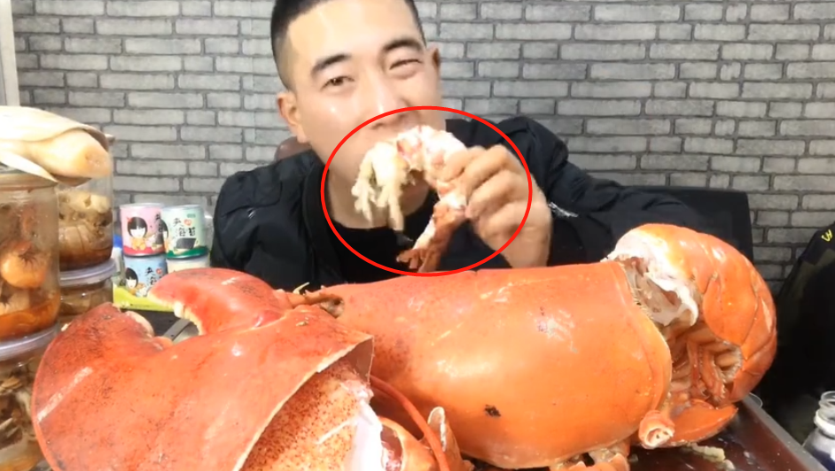 大胃王直播吃30斤龙虾掰开后却穿帮了网友吃不起别装