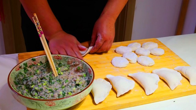 水開後下入餃子,和我們平時煮餃子一樣,點兩次水滾三個開就熟了,控水