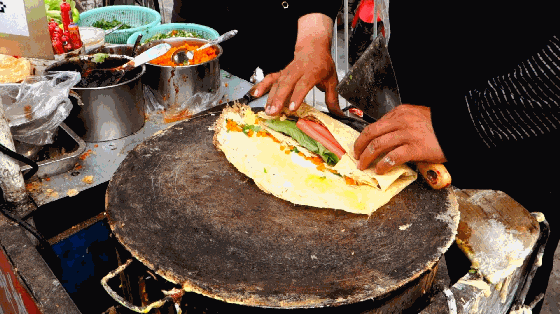 这家在巷子里开了13年的煎饼摊,加辣条才够味!