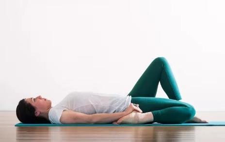 瑜伽仰卧英雄式,恢复体能的黄金姿势,可惜很多人做不到