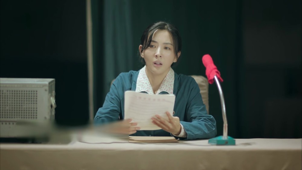 白曼宁因为播报被审查受了惊吓,她选择了割腕自杀,终