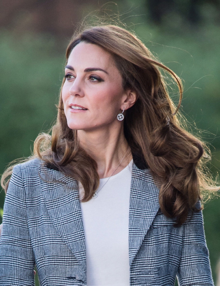 西班牙王后穿格子西装亮相,凯特王妃紧随其后