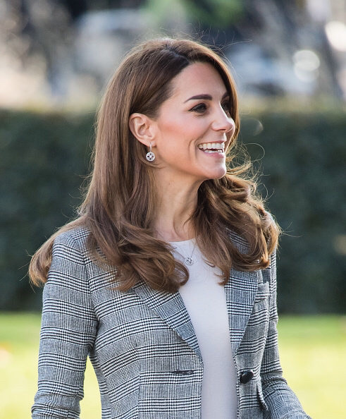 西班牙王后穿格子西装亮相,凯特王妃紧随其后