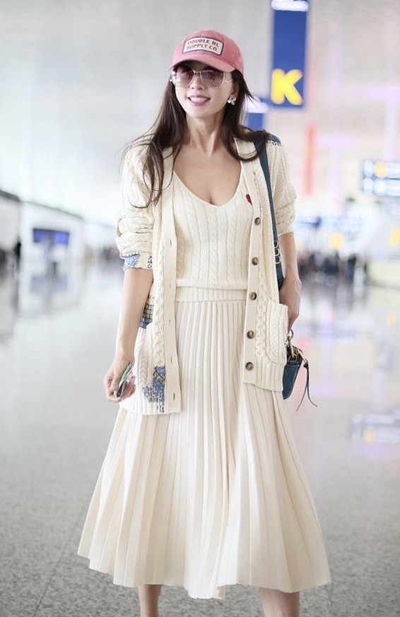 林志玲现身机场穿低胸连衣裙大秀身材,腰腹圆润引关注